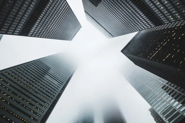 Tours de bureaux vues en contre-plongée, symbole de l'écosystème du réseau partageant un socle de savoir commun
